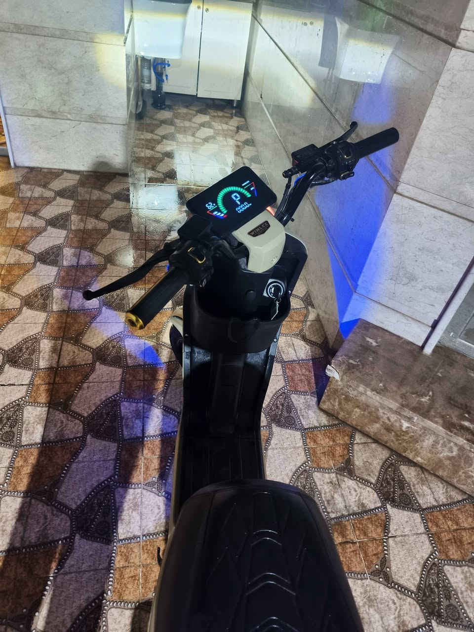 السلام عليكم دراجة شحن ار9 للبيع نضيفة بيه نضام بك R رجوع للخلف شحنته موجوده كرت سويج 2 بطاريات 5 WliiEEl السعر 500 وبيه مجال مكاني بغداد الجديدة الرقم *********** واتساب
