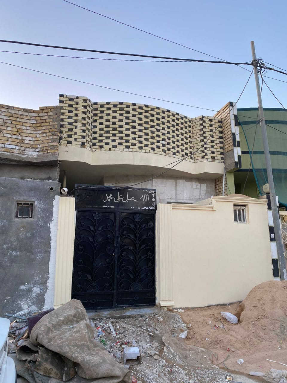 دار للبيع مساحه ١٠٠متر طابق واحد جديد منطقة ٥٩ جديد واجهة البيت الواح هندي ارضيه بورسلين هندي مطبخ سيراميك حمامات سيراميك هزاره ١٢٠سم صطح مطبك شتايكر 
يباع نقد  او عن طريق المبادرة 
حسب الاتفاق 
مكتب بيعة الغدير 
***********
