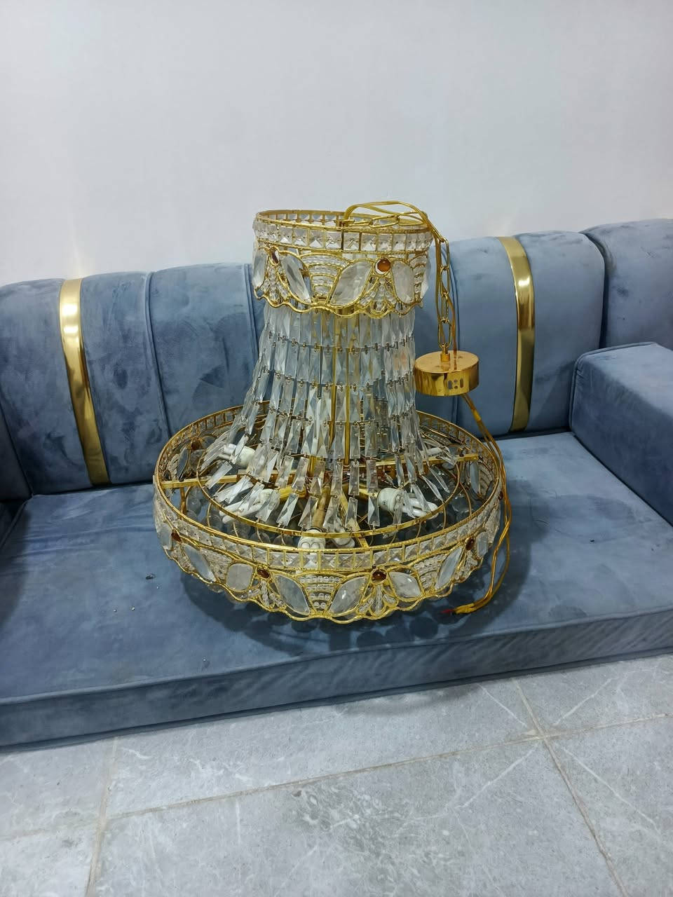 ثريه بهل شكل مستعمله شي قليل شغاله ونضافته 99% ارتفاعه 70سم وعرضه50سم تقريبن  مكاني نجف سعرها 100الف غراضه كامله ما بيه اي نقوصات حته اكلوبات بيه. واتساب ***********
