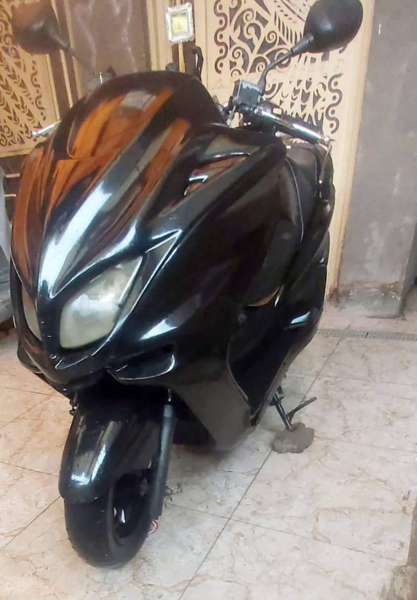 سلام عليكم ماجستا دبل رون بومه
موصفات الدراجه. 
1كمرك متفوع اوراق كامله 
2محرك 250Cc
3كلجات جديده شلعه معدل 
4تدفة يدات +تدفة كشن 
5لايتات زنون 
6كفراته نضافه 80٪
7دبلات شغاله 
8تايرات نضافة 70٪
9كفرات شكل بومه 
10بركات دسك +عنبار بل مكان 
11سايد بريك 
12دشبول ابو الشاشا 
ملاحضه الدراجه ابيعه كوم حديد ابيع كوم حديد 
السعر 400قفل قفل قفل 
للتواصل ***********
العنوان بغداد الاعظميه
