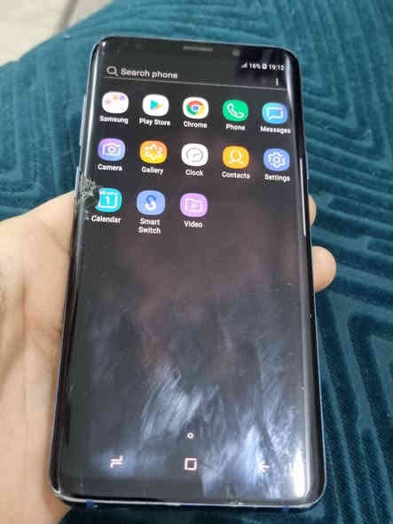 سلام عليكم 
سامسونك s9+ بلاس
لون ازرك ذاكرته 128 بيه فطور مثل ما موضح بالصور بالشاشه و بالظهر ابد ما مأثر عليه ولا عل لمس مالته شغال من كل النواحي رايده ب 70 الف وبيه مجال مكاني بغداد قريب على جامع النداء اي استفسار رقمي ***********
موجود واتساب وملاحضه لايوجد توصيل
