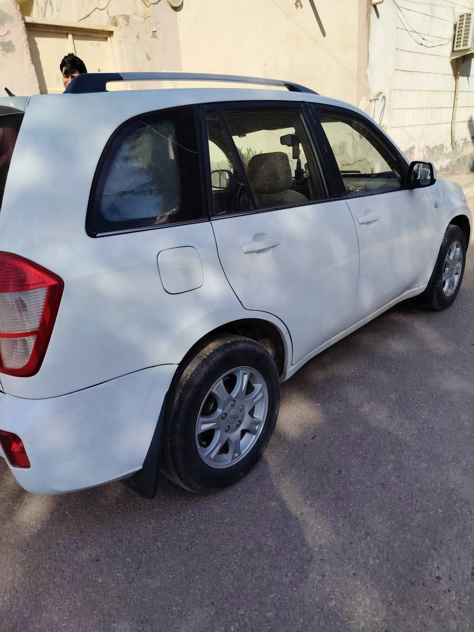 عندي تيكو لون ابيض نظيفة وحلوة. اريد  اراوسة بتكو لون ماروني  بس  كون م تبة مابي نقصص
***********
