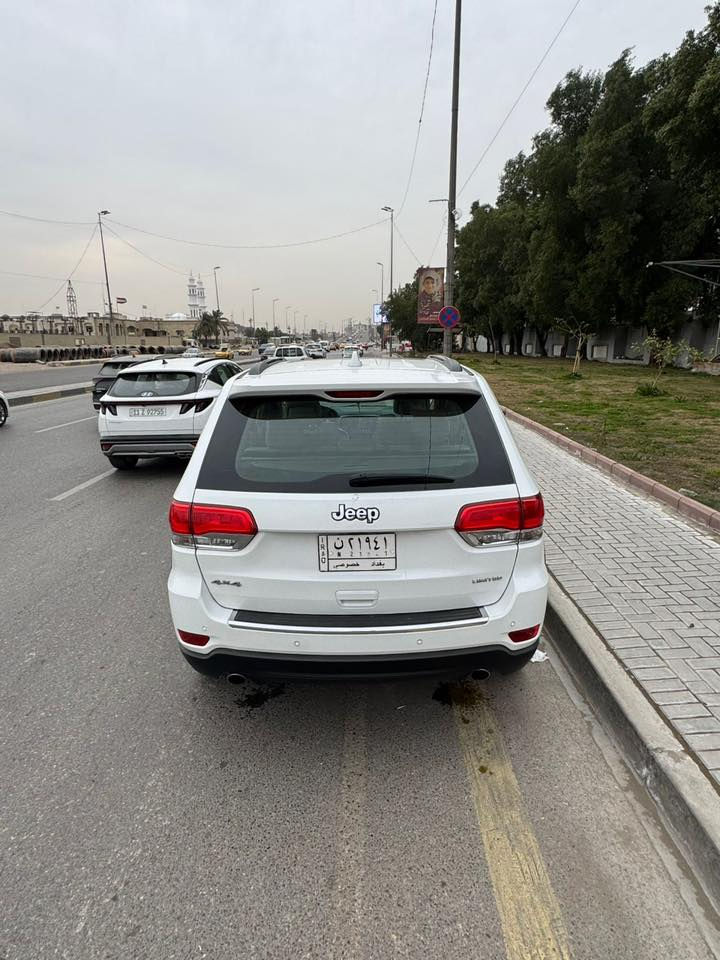 جيب jeep كراند شيروكي لمتدد بلص 2018 🔥
▪️بدون اي ضرر وارد خليجي وكالة ليث العبيدي  

🔻مواصفات 🔻
بصمة تشغيل عن بعد
بصمة ابواب
بانوراما 
شفتات ستيرن 
صندوق كهربائي
كشن جلد 
تدفئة وتبريد كشنات
خزن وضعية كشن 
كشن جلد 
داخل بيجي 
فور ويل درايف
ويل كب ٢٠ 
لايتات زينون 
رادارات 
حساسات خلفية 
 مانع اصطدام عند الرجوع الى الخلف
حساسات خلفية 
رادار بلمرايا 
اوتو ستوب
شاشة ديجتال
شاشة كبيرة
شاشات عدد ٢ خلفية 
كامرة دوارة
ايكو وسبورت
كشن كهربائي

وبعد بيها مواصفات 
مكينة 6 سلندر 
محرك 3600
ويل كب ٢٠ 
طخم تاير جديد 
السبير المقدس موجود مع العدة 
ارضيات الاصلية موجودة 
داخل لون  بيجي 

🔰الضرر 🔰
بدون ضرر كفالة عامة 
 
ملاحضة / يوجد صبغ اربع اصابع في الجهة الخلفية فقط  

🔶السيارة رقمها بغداد
لايوجد عليها غرامات مرورية 

📍 موجودة السيارة في بغداد

هـ /***********
