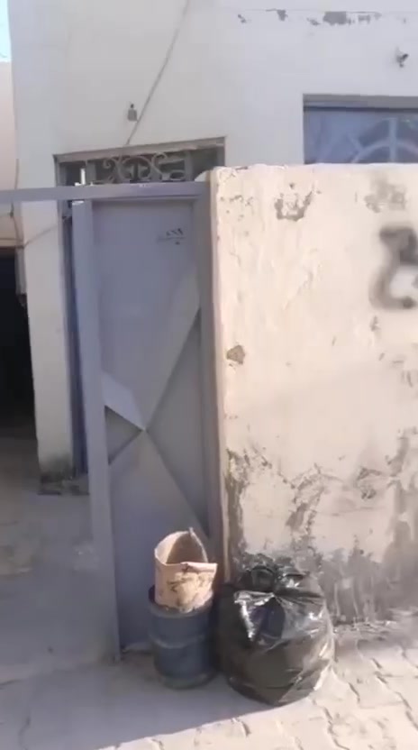 السلام عليكم ، دار ١٠٠ متر للبيع بناء قديم عگادة بس نظيف يحتوي على غرفة نوم وصالة ومطبخ وأستقبال وصحيات داخلية خدمات كاملة ماء وكهرباء ومجاري شارع عرض ١٠ متر مفتوح على شارع الشريط الرئيسي العنوان النجف الأشرف حي ميسان قطاع ٧٦ السعر ٩٠ مليون للأستفسىار أكثر الأتصال على الأرقام التالية *********** أو*********** حمزة الجبوري للعقار
