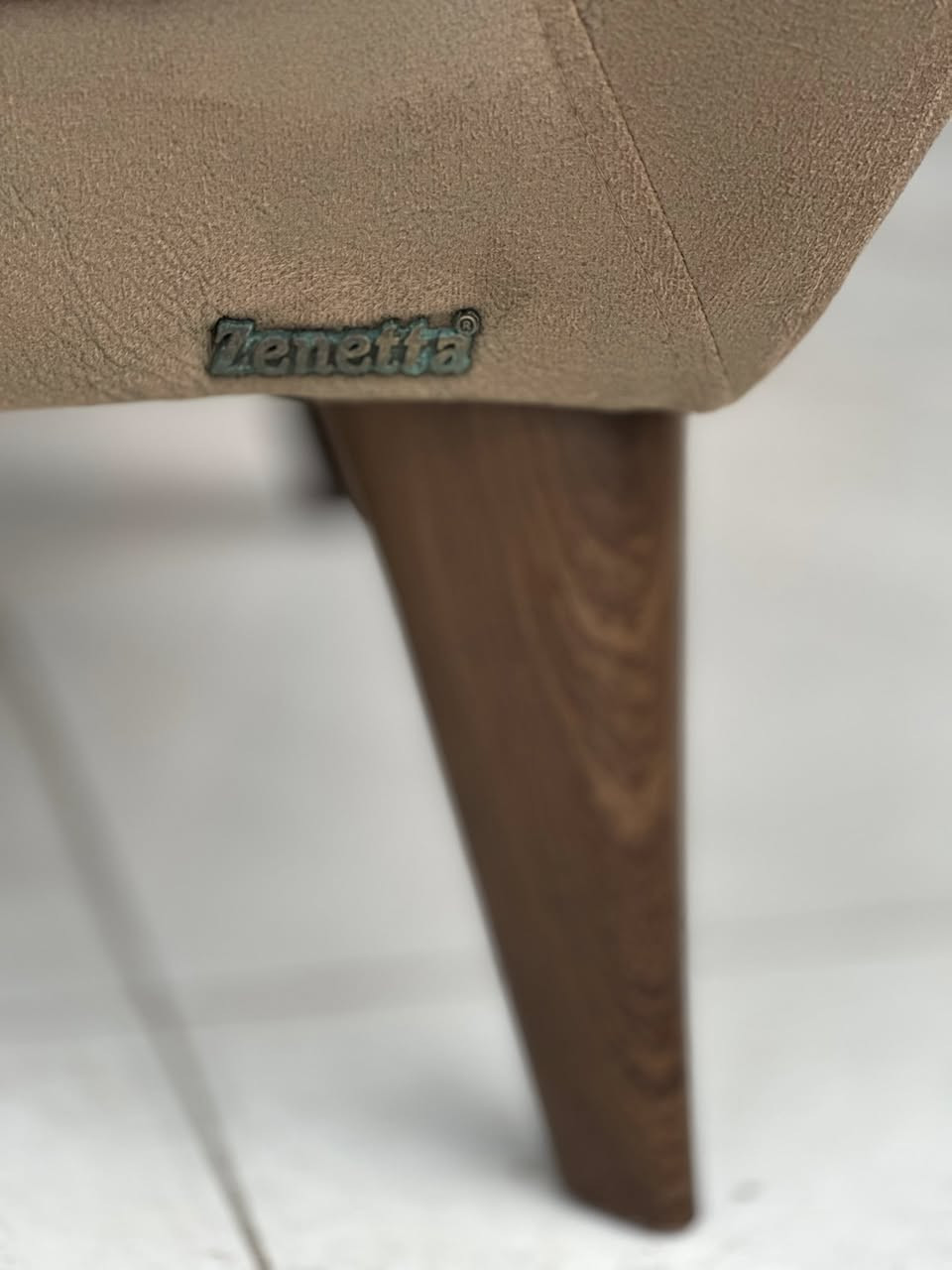 تخم تركي ماركهZenetta   مستخدم يام قليلة نضافه 100/100 متكون من 10مقاعد بنضام السرير ومخزن ع كل قطع التخم  مخزن مامستخدم  بمقعد طبي سوفت امريكي فول بوليستر هيكل جدا ثقيل هيكل الداخلي بل كامل حديد بقماش الشامو  معركه وتر بروف ضد السوائل  والماركه موجود بكل قطع التخم عنوانه اربيل زانكو 99 قرب مطعم كص سنگر يوجد توصيل ل بغداد ولباقي المحافظات الأخرى *********** واتساب فقط (علي )
