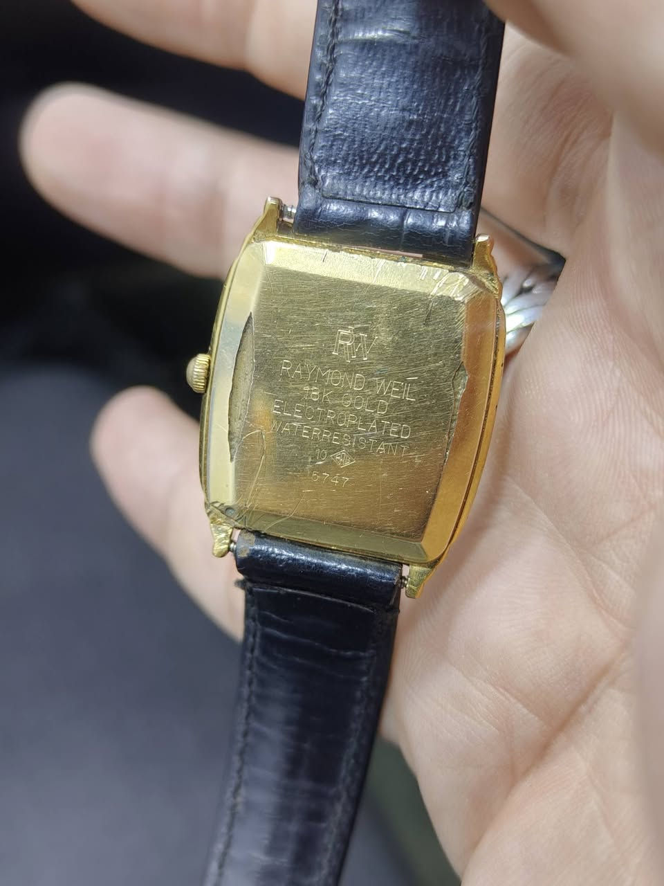 مرحبا... ساعة ريموند ويل ..مكينة كوارتز مينا جميلة جدا.. نظيفة بشكل لا بأس فقط شخوط بالجامة بسيطة.. الساعة مطلية ذهب عيار 18 .. سير جلد مستبدل.. السعر 100 دولار


**إذا كنت صاحب هذا الإعلان وتريد حذفه لأي سبب، رجاءا أرسل رسالة إلى الدعم الفني**