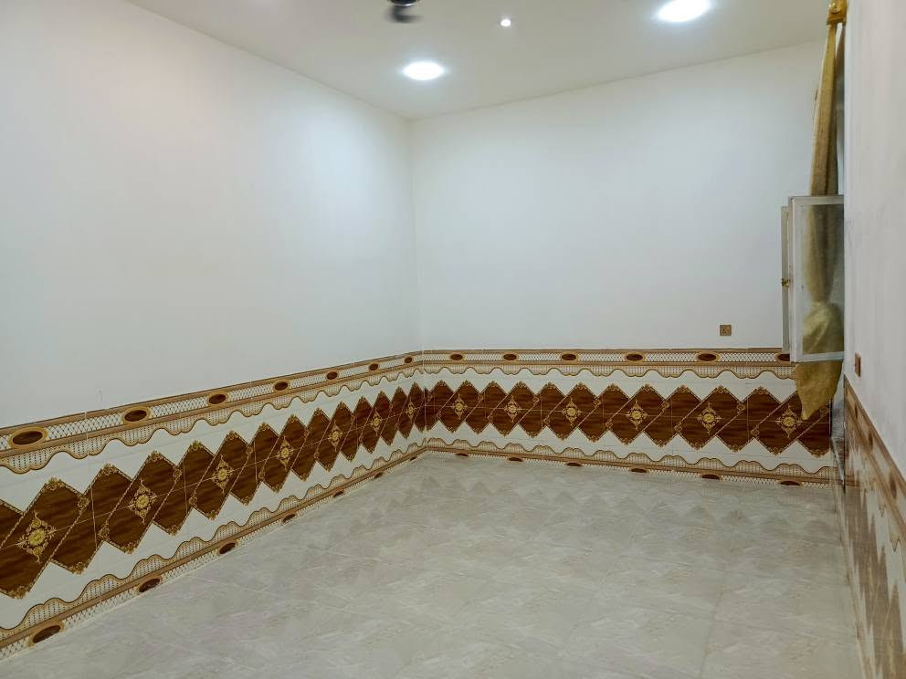 سلام عليكم / بيت للبيع طريق بغداد/ كليه الهندسه قرب جامعه الامام صادق ع  مساحه 250 متر  بناء حديث 6 اشهر من كمال البناء /غرف عدد2 +منور بين غرفتين+ صاله 5 في 8 متر ستقبال 8في 4 مطبخ 6في 5 متر مع حراري ومنور  صحيات عدد2 +  في طابق ثاني صاله +حمام 🛀  ملاحظه /ثريات عدد2 +براكيتات ثريه عدد8+ كاونتر مطبخ دي اف/ واجهه كامله لاتصال *********** عمارة, ميسان
