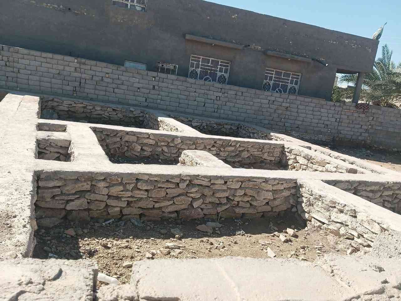 قطعه للبيع وره الملعب شارع صلهام اول شارع كتر الملعب 135بيهة خريطه كامله غرفتين  وصاله ومطبخ وحمام وبراني وصحيات ماي كهرباء كامله ***********
