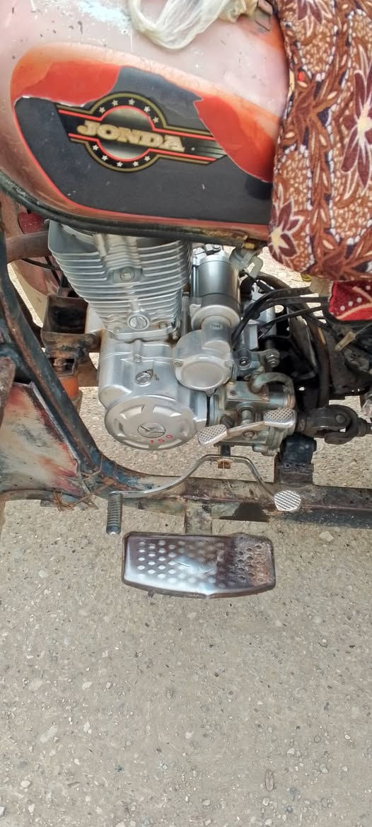 السلام عليكم ستوته للبيع موديل 14 مكينه 23نضيفه نضيفه جدا مكاني بلدروز تايرات انضاف  محرك نضيف نقص كهربائيات فقط 
خاص مفتوح ويدلل علينه رقم الهاتف ***********سعرهه٩٠٠ وبيها مجال حك الجيه
ترهم مراوس بم الطير
