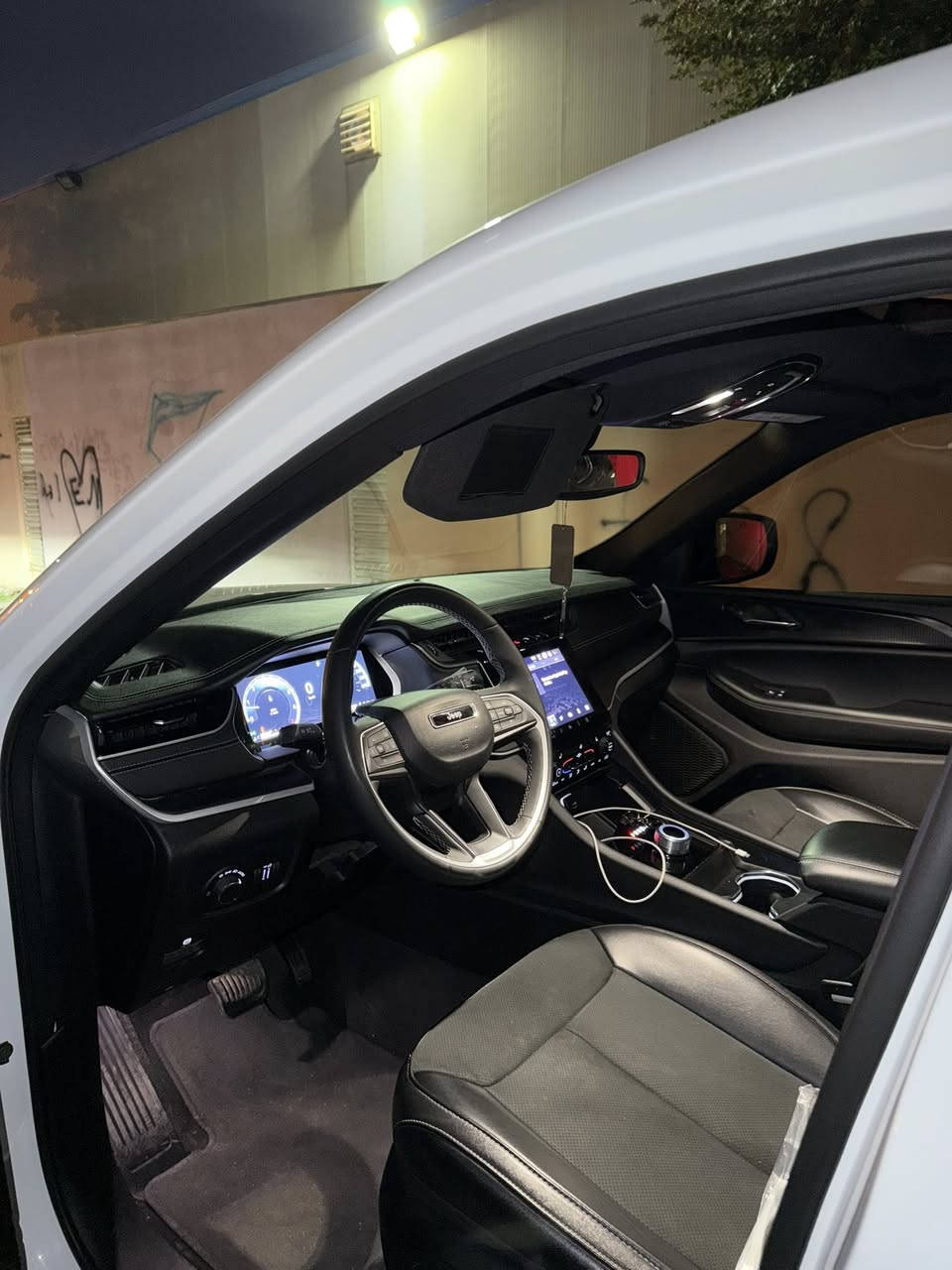 سلام عليكم سيارة جيب كراند جيروكي لونك ال السيارة بلاك توب بجم كبس شكل جديد موديل ٢٤ السيارة بلاك توب ماشي ٧ ميل جديد بعد ريحته الشركه به السيارة ضرر ماله جامرلغ طرف السايق واشوية وشبرين بونيد ودمعية الأمامية بدون ضرر حادث جانبي 
موصفات 
فتحة سقف
كشن هيتر 
ستيرن تدفئة
كشن جلد
صدوق كهربائي شفط
كشن كهربائي طرف السايق 
ويل اسود 
امراية اسود بجم اسود كله
٦ مقاعد في اي بي 
السيارة كل شي ابشرط
للاستفسار اتصل على رقم ***********
