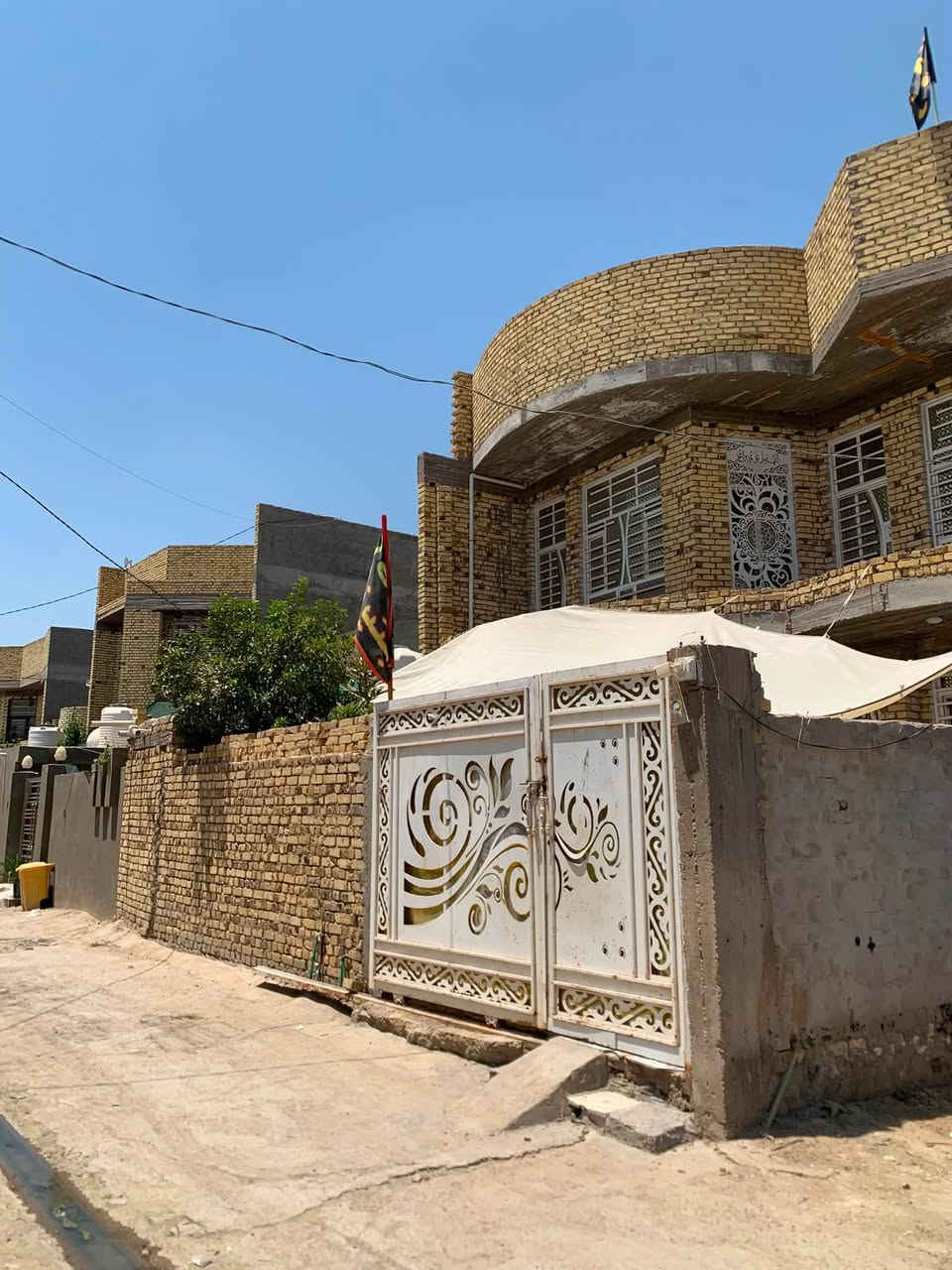 السلام عليكم دار للبيع طابقين موقع مميز طابو زراعي سند 25 المساحة 250م بناء حديث موقع البيت عله ربيانه  
في الفرع مقابل وعد الكصاب 
خدمات ماء كهرباء كاملة شارع صب يحتوي الطابق الاول علة استقبال كبير وصالة كبيرة ومطبخ وغرفتين والطابق الثاني غرفتين وصالة قيد الانشاء صحيات داخليه وخارجية السقف للطابقين كونكريت مسلح 
المكان بابل المدحتية الحمزه الغربي 
السعر 150 وقابل للتفاوض استفسار اكثر ***********
