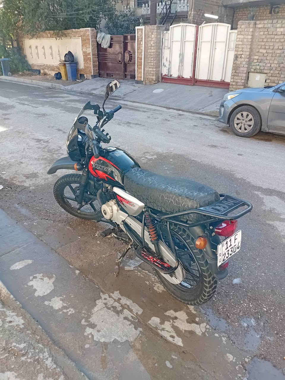 يالله السلام عليكم 
بوكسر 23 شهر ال11 محسوب 24
الدراجه رقم وسنويه انكليزي باسمي 
دراجه كلها شغاله ماعده الطوافه مال بانزين تشكل 
تايرات جدد 
كابريتر صاله سبوع اصلي شركه 
دهن كله اكسادو كل ١٥ يوم يتبدل هوه وفلتره دراجه نضيفه واضحه كدامك 
المكان الدوره حي الصحه 
رقمي :***********
السعر 2.250 وبيها مجال شي،بسيط
