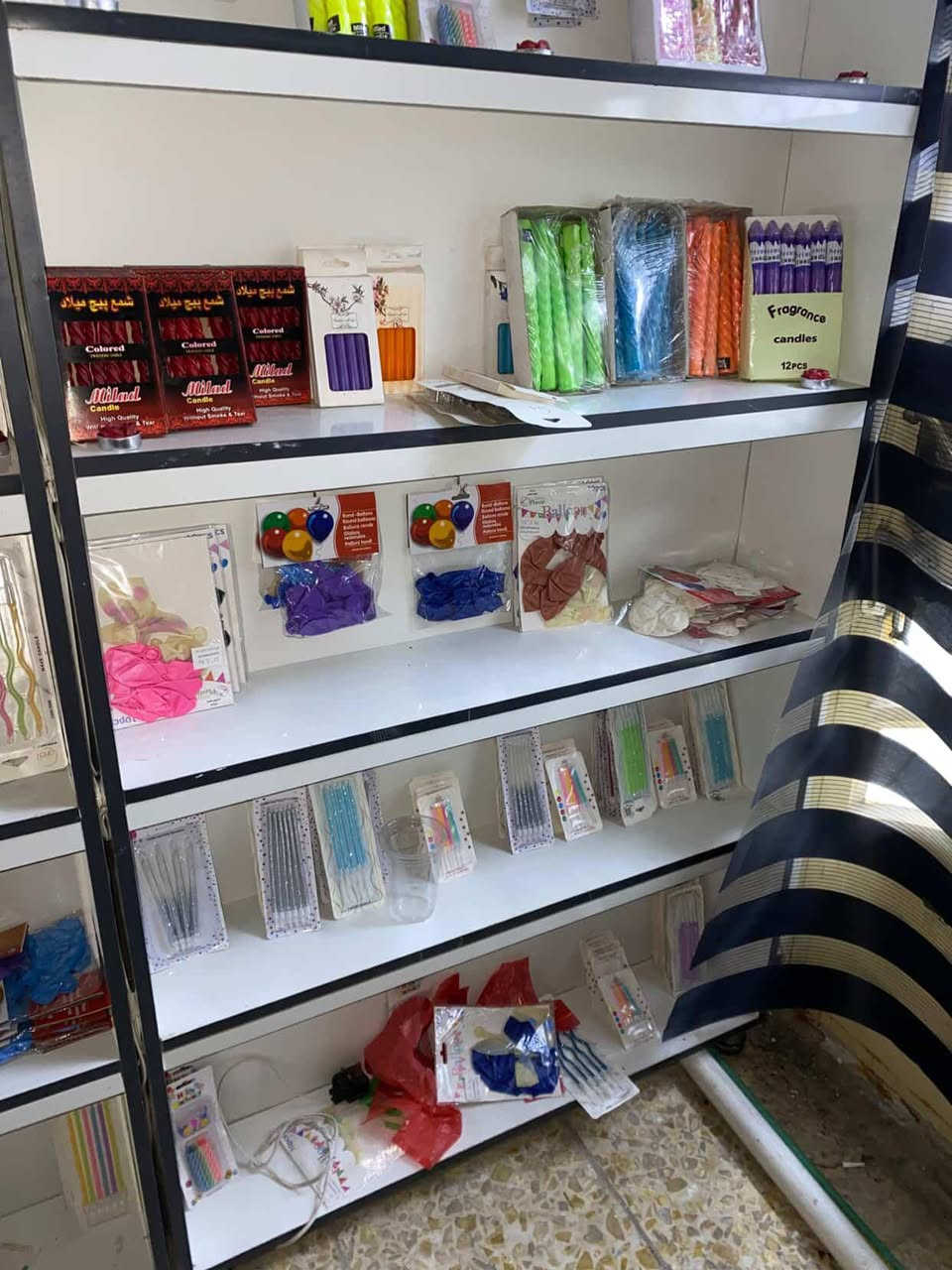 رفوف للبيع + سبلت طن ونص + مجمدة + مراوح سقف ثانوي
سماعات سقف سبورت لايت سقف + مكينة ثلج آيس ميكر 
***********
