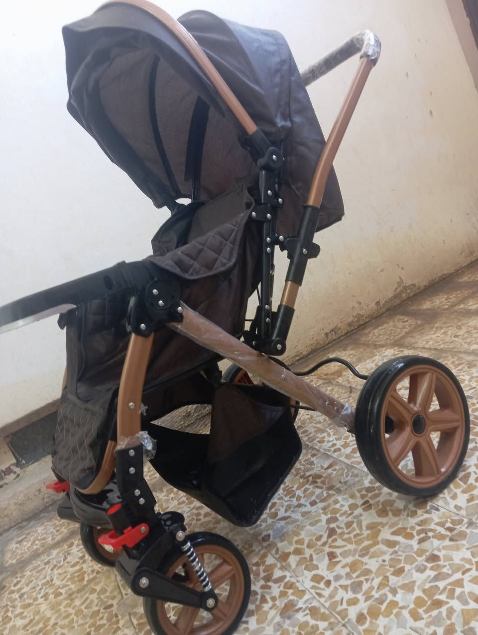 السلام عليكم 
#عربة اطفال كلش نضيفة مستعملة شي قليل ، اطارات الربل المرغوبة 
السعر 60 وبيها مجال قليل 
المنطقه حي الصحة ايسر , قرب لحم بعجين وبيتزا الشام 
الاتصال ***********
