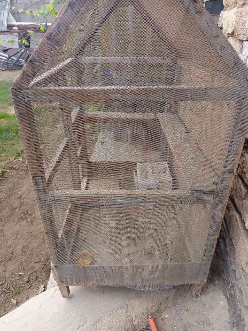 السلام عليكم عندي هذا قفص للبيع السعر 25 و بي مجال هذا رقم التلفون***********
