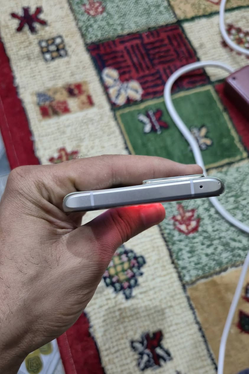 للبيع: Realme GT 2 Pro (Master Edition) 🔥
الأداء بالالعاب: معالج Snapdragon 8 Gen 1 يكرك أعتى الألعاب ويشغل ببجي على 90 فريم بثبات ممتاز.

المواصفات: شاشة 2K AMOLED 120Hz | كاميرا 50MP | بطارية 5000 mAh وشحن سريع 65W.
الحالة: شغال 100% وبدون أي عيب،
 بيه فقط طخة زغيرة بالزاوية (موضحة بالصور) وتختفي تماماً بالكفر.

💰 السعر: [350وبي مجال]
📍 المكان: [حله/ هاشميه]
📞 التواصل: [خاص / ***********]
