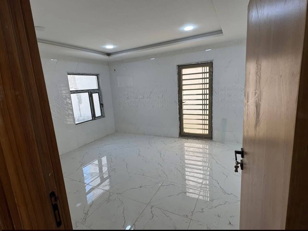 دار للايجار #مجمع الاميرات 2
مساحة 250 متر مربع رابع
الايجار 450 
3 غرف +صالة +استقبال + مطبخ +صحيات +گراج 
للاستفسار الاتصال واتساب:
***********
