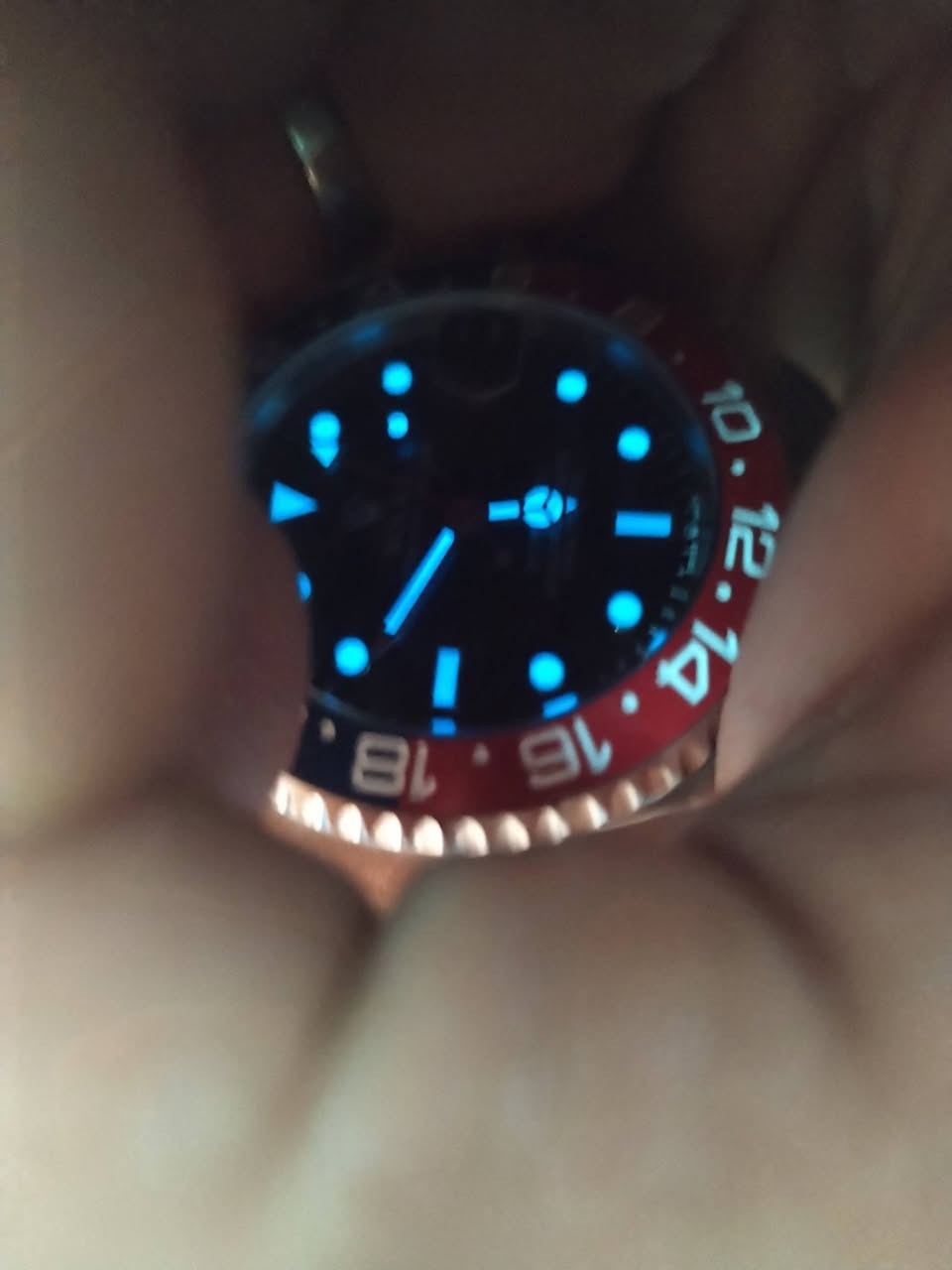 للبيع ملكة الـ GMT.. رولكس "ببسي" فئة السوبر كلون (نخبة أولى) 👑
لكل عشاق التميز والقطع اللي ما تفرقها عن الأصلية، معروض للبيع ساعة Rolex GMT-Master II "Pepsi" بأعلى مواصفات تقنية متوفرة بالسوق:
​المكينة (The Engine): نسخة طبق الأصل من كاليبر 3285. تدعم ميزة الـ True GMT، يعني عقرب الساعات يقفز (Jumping Hour) لضبط الوقت بسهولة وبدون ما توقف الساعة.
​المينا والإطار: سيراميك حقيقي أزرق وأحمر بألوان ملكية، مع جام "سافاير" ضد الخدش وعدسة مكبرة واضحة جداً.
​الفسفور (Lume): مادة الـ Chromalight الأصلية اللي تضوي باللون الأزرق القوي والواضح.
​الهيكل والسوار: مصنوعة من ستيل 904L المقاوم للصدأ، بوزن مثالي يبلغ 145 غرام (نفس وزن الأصلية بالضبط).
​التختيم: الساعة مختمة بكل مكان (على القفل، الحافة الداخلية، وخلف الآذان) بدقة متناهية.
​الحركة: ميل الثواني "يسبح" سباحة بانسيابية عالية جداً (High Beat).
​ملاحظة: الساعة مو من التقليد العادي المنتشر، هاي القطعة للناس اللي تقدر الهندسة والمواصفات الـ High-End.
​📍 الموقع: [ الانبار - هيت ]
💰 السعر: [ 400000 ] (قابل للتفاوض البسيط للشراي)
📞 للتواصل: ( *********** )
