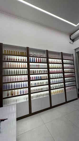 فاترينات للبيع  نضيفات تفصل زين خشب نوعيه زينه كمل من كلشي سعر خاص وبلا خدمه *********** رقم ***********@
