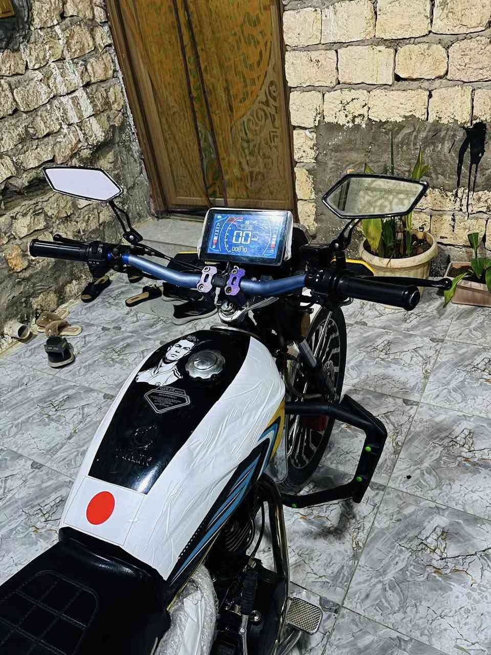 السلام عليكم 
إيراني موديل 2025
 محرك 200Cc 🌿
ركزو 200Cc ومحرك اسود 
ماشي 600
زيرو
 اوراق منفيس
شاشه إلكتروني 
كهربائيات كلها شغاله
الدراجه فول نعومه ومحركها ماممدوده عليه سبانه 
السعر 850
مكاني رمادي خمسه كيلو
***********
