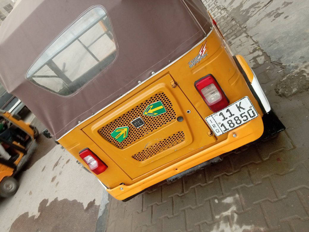 موديل21رقم وسنويه انكليزي مكينه مجفته مره وحده تكتك جاهزه بيها ضربه بلغد اليسره وراجع بارد تكتك كبل لشارع سعرها6900وبيها مجال مكاني بغداد ابو اغريب بلحصوه 
***********واتساب
***********اتصال
