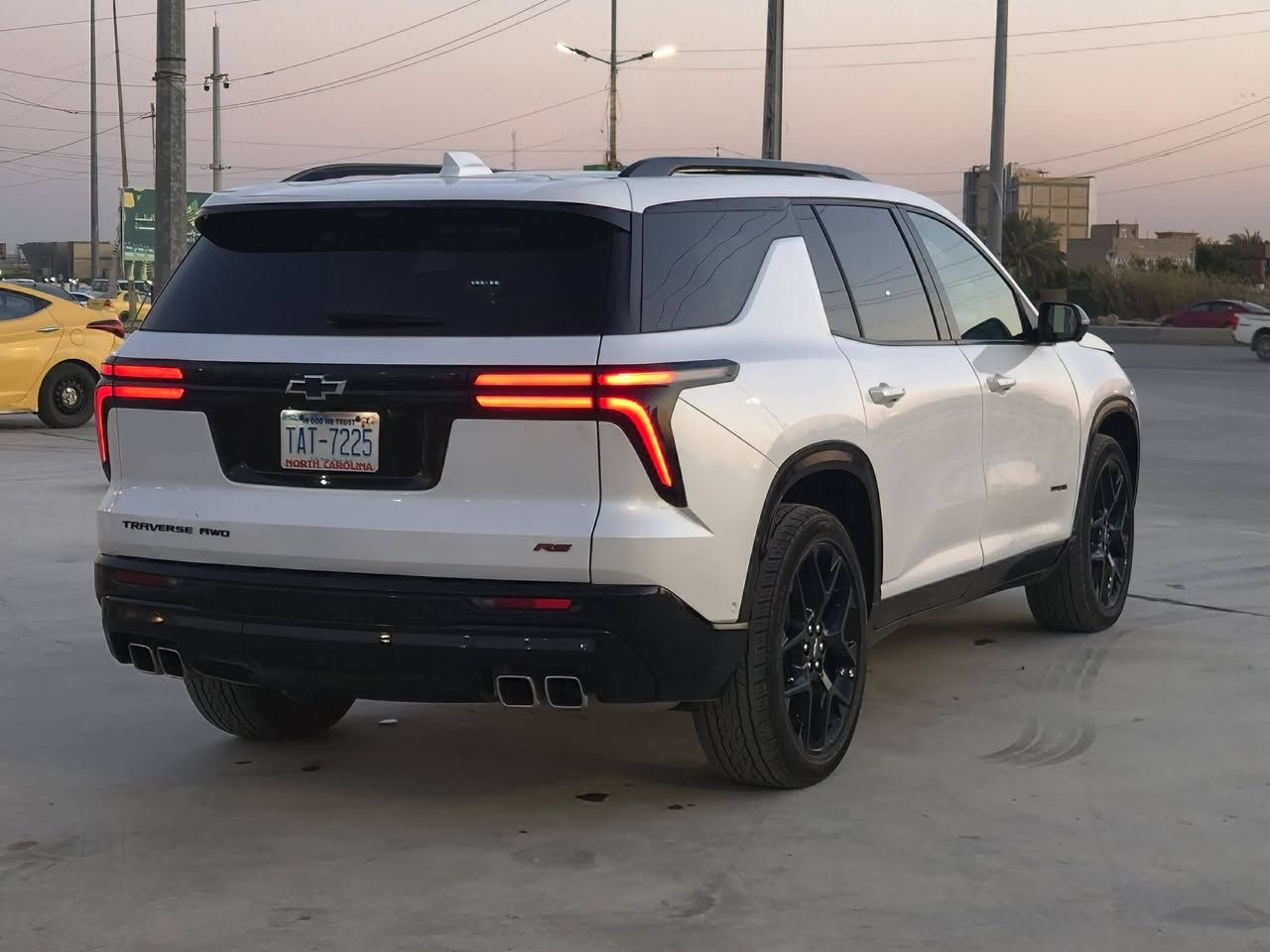 المركبة : شيفروليه ترافرس فئة RS   موديل 2024مكان السيارة: كوت
_______
المواصفات 
✅ محرك 4  سلندر 2500 تيربو 
✅ اربع بصمات للابواب مع بصمة تشغيل وتشغيل عن بعد
✅ نظام الكاميرات الاربعة برؤية 360 درجة 
✅ إمكانية عرض كاميرا في مرآة السائق (كاميرا خامسة) أصل
✅ ويل كب حجم 22 بلاك رياضي مع طقم تاير جديد كونتننتال 
✅ لايتات زينون اصل مع حاجب LED نهاري 
✅ كاميرا خلفية دوارة مع الستيرن 
✅ اشارات بالمرايا الجانبية مع حساسات الاجتياز 
✅ غرفة السيارة جلد اسود مطعم ب احمر 
✅ تحكم كهربائي متكامل لمقاعد المقدمة الخلفيه  
✅ تدفئة ستيرن
✅ ستيرن كهربائي الحركة
✅ جنطة كهرباء شفط مع إمكانية فتح الجنطة بثلاث وضعيات  عن طريق باب السائق والبصمة 
✅تحكم كهربائي متكامل لمقاعد المقدمة 
✅ كشنات أمامية تدفئة تبريد
✅ كشنات وسطية تدفئة
✅ شحن موبايل وايرلس
✅ منافذ USP & AUX
✅ منافذ طاقة 12V متعددة
✅ رادار امامي مانع تصادم واعطاء تنبيه مع حساسات خلفية
✅ مانع إنزلاق
✅ شاشة دشبول كبيرة 
✅  منافذ USB
✅ تحكم ستيرن جهتين متكامل الايعازات
✅ سايد بريك بصمة 
✅ تبريد السيارة 3 قطع مع تبريد خلفي منفصل  
✅ مقاعد وسطية فصل سياحي لراحة اكبر 
      مع بقية مواصفات  الفول المعروفة
✅ للمزيد الاتصال ***********  علاوي 
✅️السعر 325  بيها مجال للشراي
