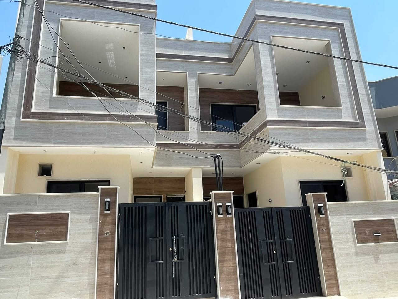 داران تؤام للبيع 🏠🏠 

الموقع 📍 حي الحدباء تقطيع اراضي البلدية فئة أ👉 قريب من سائدين الشقق الحدباء 🏢 

بناء حديث زيرو فارغ 🔑 

المساحة 100 متر ✳️ كل دار.      واجهة 5 ✳️ العمق 20 ✳️

شارع تبليط بعرض 12 🛣️ 

كل دار يحتوي على طابقين كاملة ✅ 5  غرف نوم 

الطابق الارضي مكون من/ غرفة نوم/ هول مفتوح على الاستقبال/مطبخ/ صحيات/ كراج ✨ 

الطابق الثاني مكون من/ ثلاث غرف نوم/ صحيات ⭐ 

الطابق الثالث / غرفة مع بيتونة ✨ 

كما هو موضح بل الصور 📸 

للاستفسار اكثر الاتصال على الارقام التالية 👇 

***********📱.  ***********📱  ***********📱

السماك لتجارة العقارات 👉 عنوان المكتب 📌 حي الصديق بعد مرطبات البحرين سائدين الصديق الرئيسية مقابل مدرسة تبارك الاهلية 👍@
