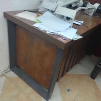 ميز • نضيف • قليل الاستخدام
