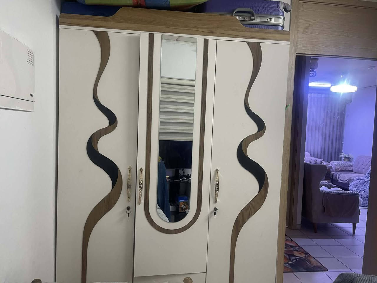 كنتور تركي نظيف جدا ابواب تتقفل
بسمايا
