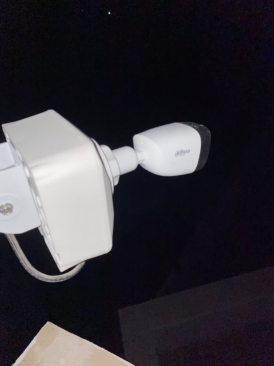 سكيورتي سنتر لكاميرات المراقبه العالم بعين واحده تراقب
عملنا في منطقه #شعب تامين احدى المزارع بكاميرات 
داهوا الاصليه نظام انلوك حسب طلب الزبون الموقع مسلك مسبقا ولبعد المسافات تم استخدام محولات خارجيه لتعطي صوره واضحه بدون تقطيع تم استخدام كاميرات 2 ميكا صوت وصوره كلر فيو تم نقل الصوره بواسطه جهاز سبلتر وتقسيمها الى 3 شاشات وربط المنظومه الهاتف ***********
