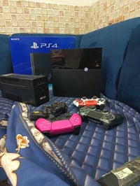 بلي ستيشن 4 مهكر  للبيع   تخزين نص تيرا مع ملحقات   كارتون+4 جوستك +ال...