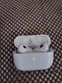 ايربود للبيع شرط الفحص بيه عزل يخبل الي يريده يدخل خاص سعره 15 الف رقم...