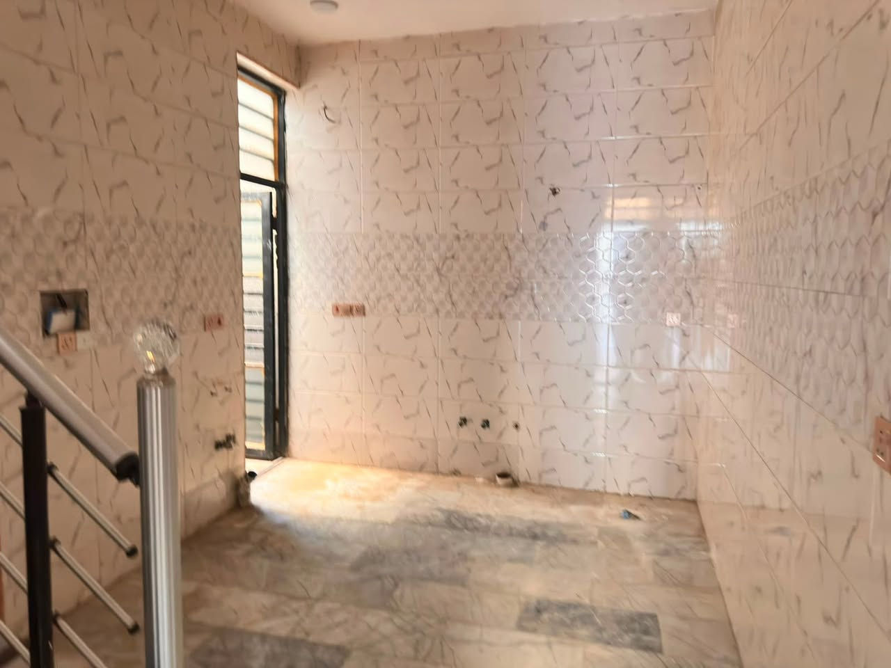 دار حديث البناء مساحة 50مترا طابقين الطابق الأول استقبال مع مطبخ وصحيات الطابق الثاني غرفة نوم وهول حولي وصحيات مبلغ الايجار 500 العنوان الدورة حي دجلة شارع 25 للاستفسار ***********
