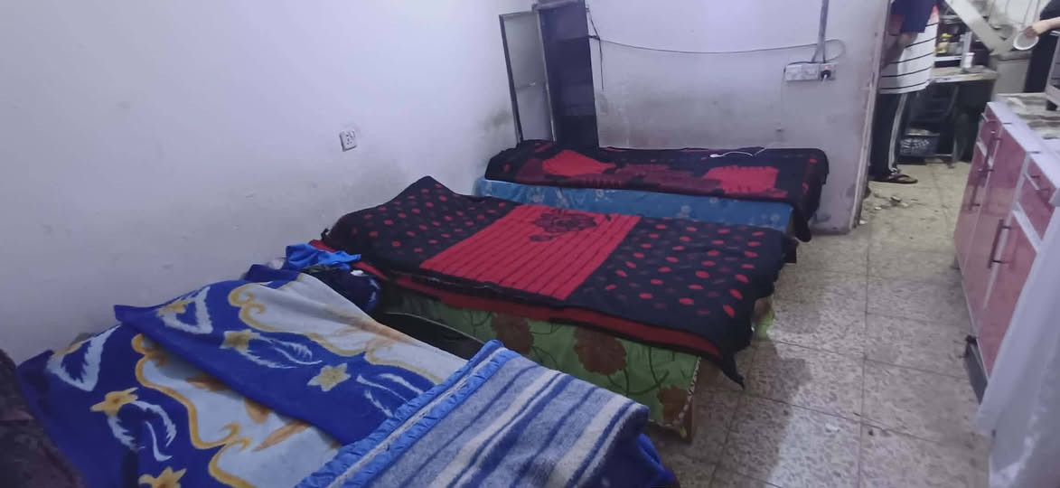 السلام عليكم بيت مساحة ١٤٤ متر طابو صرف سند مستقل الواجهة ٩ متر بناء طابق ونصف 
٣غرف نوم 
هول
مدخل
مطبخ
حولي درج
صحيات في الطابق الارضي والطابق الثاني 
محل 
البيت يصلح للسكن او للاستثمار بعد اجراء تعديلات بسيطة 
المنطقة كاملة كافة الخدمات مجاري وتبليط وكهرباء وماء وانترنت
العنوان الزعفرانية محلة ٩٧٠ دور الشرطة قرب سدة الجنابيين ثاني بيت عن الشارع العام
السعر مناسب
اي استفسار *********** يوجد واتس اب وماسنجر
