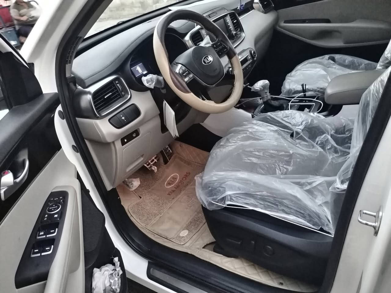 سورنتو 2020 خليجي المواصفات : ٦ سلندر 7 راكب كشنات كهربائيه كشنات جلد حساس خلفي و امامي اريل  ذيل زعنفه جنطه  كهرباء تخم تاير جديد ماشيه 90 الف تبريد 3 قطع، غير تواجد على الفيسبوك. ***********
