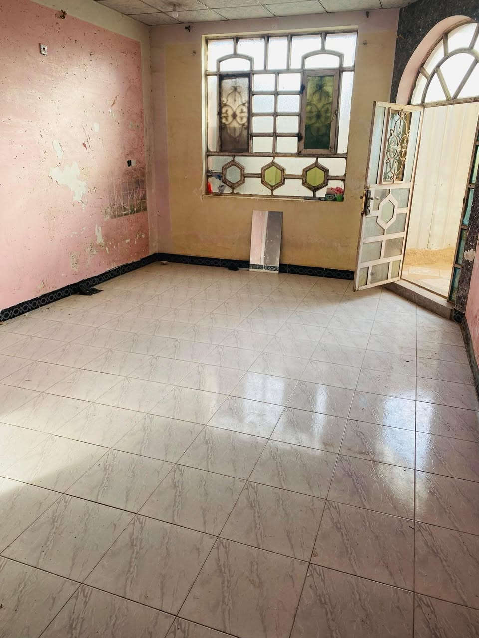 السلام عليكم 
بيت طابق ثاني فقط للايجار، غرفتين وكليدور ومطبخ وصحيات وسطح
موقعه حله شارع ٨٠ جهة كربلاء حي القضاة بالقرب من مسجد الرحمن ومجمع الحسن
البيت مفصول بدرج خارجي وباب منفصل نظيف جدا ومجهز بتانكي وسخان واناره والايجار ٣٠٠ بدون دلالية اني صاحب العقار
ومطلوب عائله صغيره للاستفسار اكثر ***********
