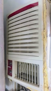 عندي مكيف دنكا ٢طن لبيع شغال كلشي مابي اي تصليح مادخل  مكان بغداد الحس...