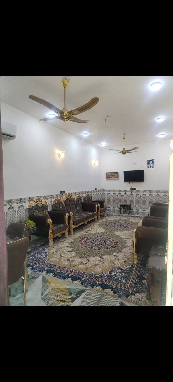 بيت للبيع بحي الغدير خلف شارع الجنابيين بيت بناء طابقين جديد الطابق الأول يحتوي عل غرفتين وصاله واستقبال ومطبخ ومجمع صحي داخلي ومجمع صحي خارجي ومنور والطابق الثاني يحتوي عل غرفتين وصاله ومجمع صحي مساحه البيت 220م
الاتصال على الرقم ***********
                           ***********
