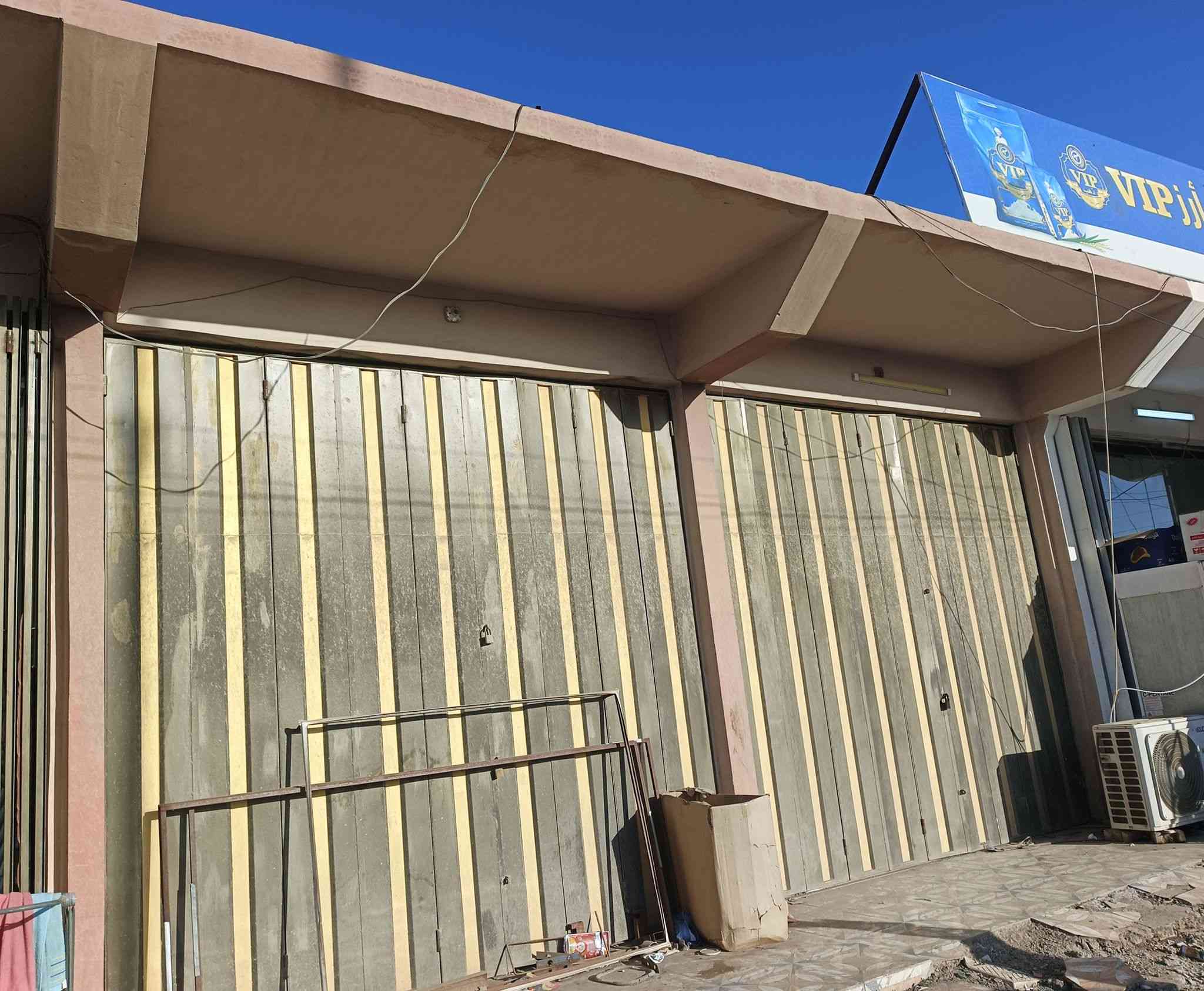 السلام عليكم يوجد محلات عدد ثنين مفتوحات ع بعضهن لليجار 

الموقع مجاور مستشفئ ابن سينا الاهلي

الهاتف ***********
