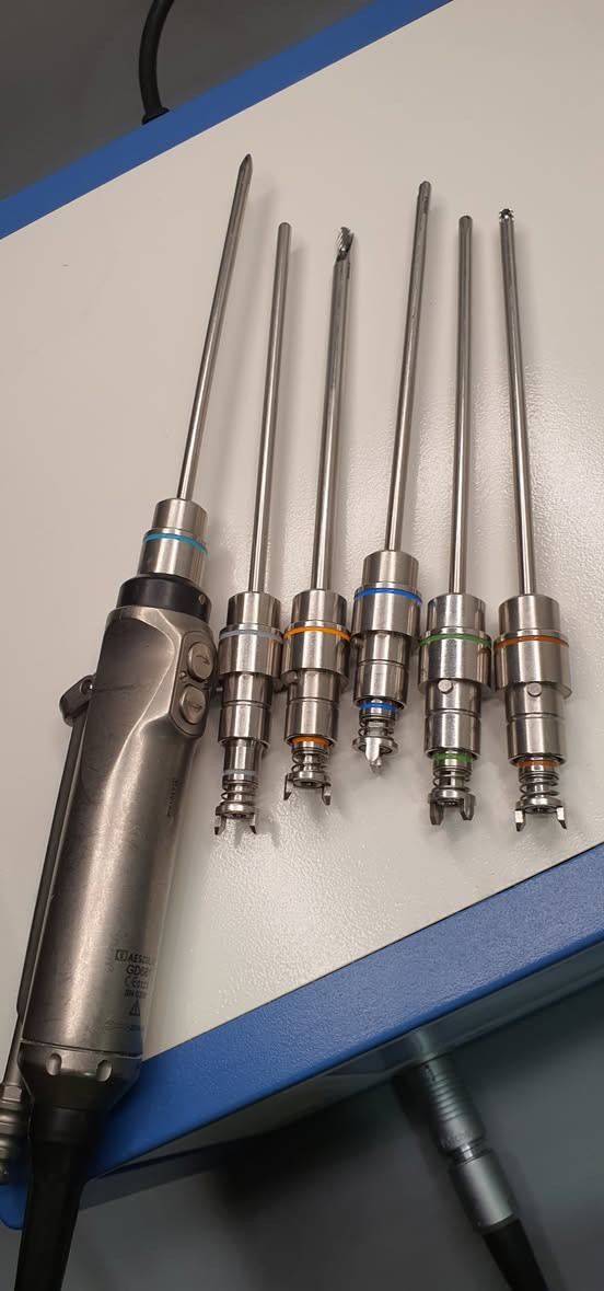 جهاز شيفر Arthroscopy متكامل
Asunm Medical
نقدم لكم جهاز شيفر عالي الجودة من شركة Aesculap الألمانية، مصمم لأعلى دقة في عمليات المفاصل.
 Model: Microspeed Uni
 Brand: Aesculap
ميزات جهاز Aesculap Microspeed Uni
 تصميم خفيف ومريح (حوالي 275 غرام)
 سرعة عالية وتحكم دقيق حتى 5000 RPM (شيفر) و 8000 RPM (بور)
 أوضاع تشغيل متعددة: Forward / Reverse / Oscillation
 نظام ذكي للتعرف على البليد تلقائياً
 تحكم بالشفط لتحسين الرؤية أثناء العملية
 إمكانية ضبط السرعة والتسارع حسب حاجة الجراح
 دقة عالية في القطع وأداء ثابت
 نظام أمان عالي لحماية البليد
 يعمل مع Foot Switch لسهولة التحكم
 مناسب لجميع عمليات Arthroscopy (الركبة، الكتف، الورك…)
أداء قوي وثبات عالي أثناء العمل
مناسب لعمليات Arthroscopy
 الملحقات:
6 بليدات Reusable عالية الجودة
Foot Switch للتحكم السهل أثناء العملية
 الحالة: مفحوص وجاهز للعمل
 الضمان: 6 أشهر
 خدمة صيانة متوفرة لجميع المحافضات 
التجهيز مباشر، 
http://wa.me/9647518646477

 WhatsApp

http://wa.me/964774093563

#asunmmedical


**إذا كنت صاحب هذا الإعلان وتريد حذفه لأي سبب، رجاءا أرسل رسالة إلى الدعم الفني**