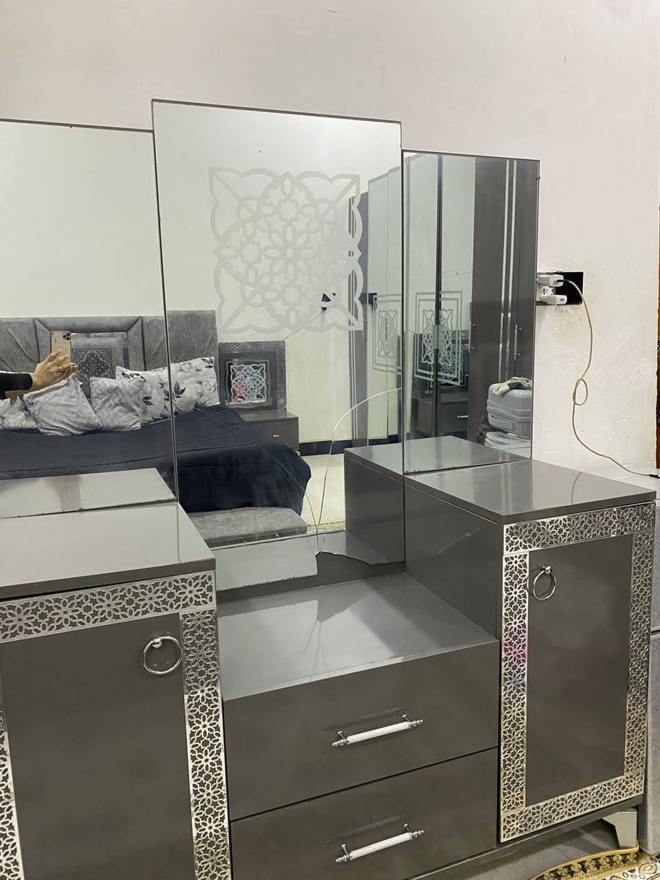 سلام عليكم غرفه كامله للبيع مستعجل على البيع العنوان بصره بصالحية 
550 الف وبيهة مجال حك جيه ***********
