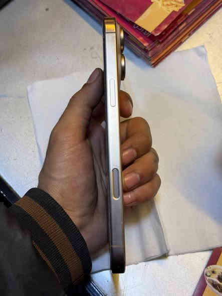 سلام عليكم ايفون 16 برو ماكس ذاكرة 256 بطارية 97 شرق اوسط بعدة بل ضمان باقي 3اشهر ع ضمان سعر 1425 وبيه مجال بسيط 
الرقم ***********
