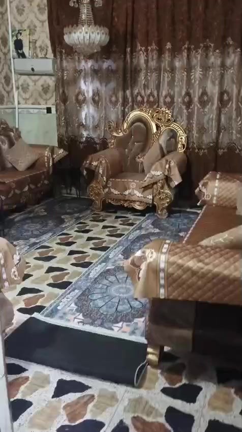 يت للبيع المساحه ١٠٠مربع يحتوي على٣غرف وستقبال ومطبخ وحمام داخلي غرفه فوك و٢جوة  الحسينه السكلات ل١٤ شارع نادي متواجد وتساب ***********
