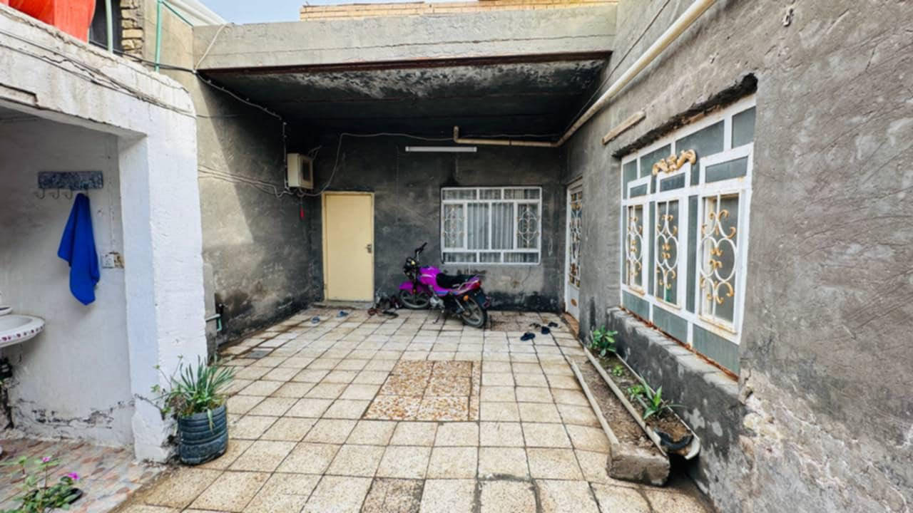 السلام عليكم
#للبيع 
بيت خلف اسواق العقيله المساحه ١٨٠م
استقبال وصاله وغرفه نوم وحمام جوه الدرج ومطبخ 
وممر خلف البيت كما موضح بالصوره 
السعر ٦٥ وبي مجال بسيط 
استفسار *********** /***********
