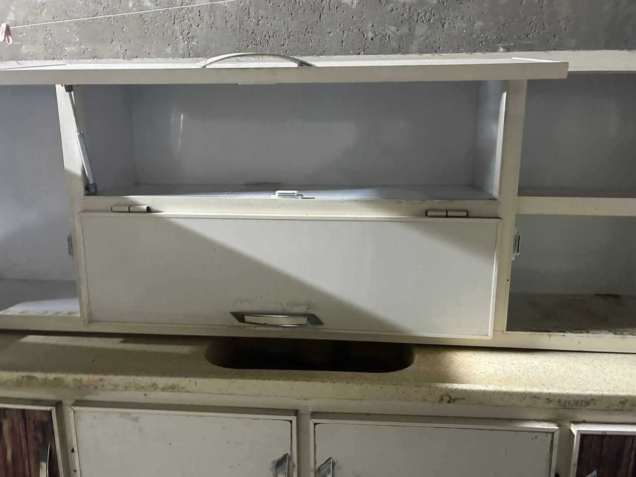 للبيع سنك وملحقه طول مترتين نضيف جدا ومابيه اي عيب او كسر او زنجار
سنك مرمر بحالة نظيفة 
سعر 250 الف 
مكان بغداد حي اور 
رقم ***********
