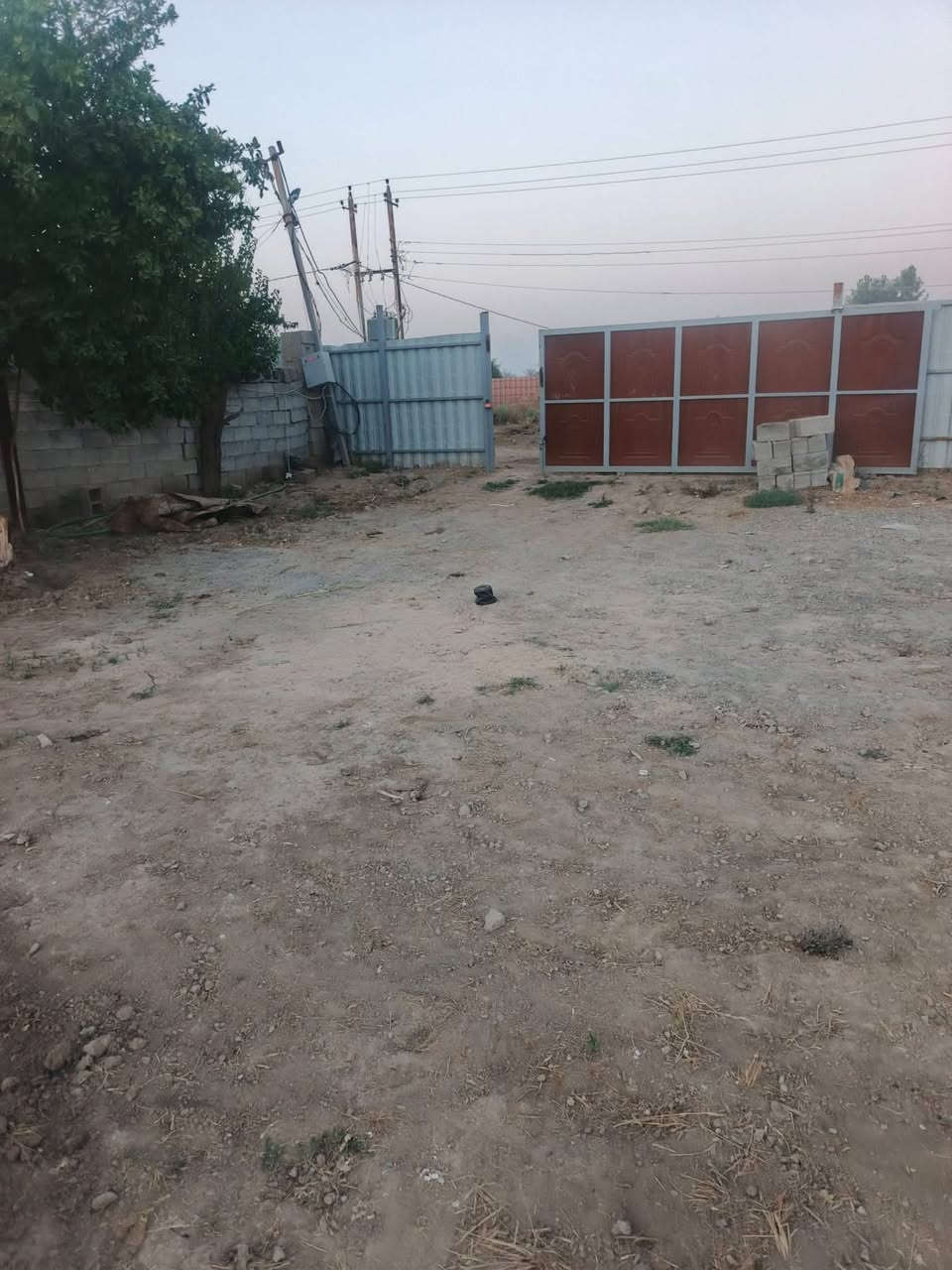 مزرعة للبيع بغداد الراشدية قرية العراكنة تبعد عن ناحية ربع ساعة وعن شارع العام طريق بغداد كركوك كيلو كهرباء ماء سقي ماء اساله تصلح سكن او مزرعة مخدومه واجه 18 نزال 100 مساحة 1800 السعر 130 وبي مجال ***********
