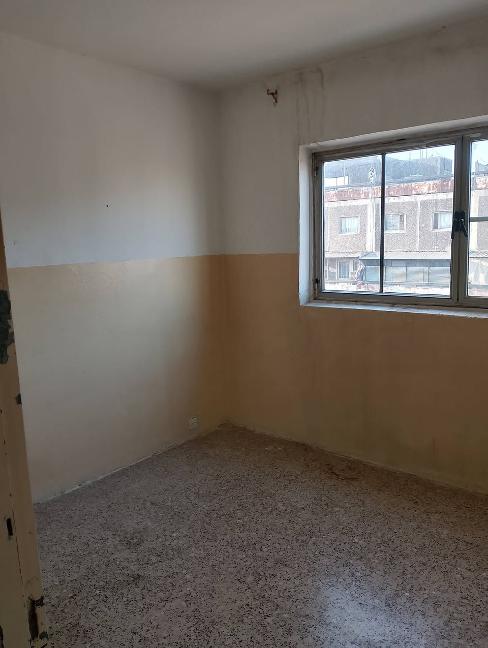 السلام عليكم شقه لليجار 🏢 طابق ثاني غرفة هول مطبخ صحيات وستقبال الثاني غرفتين هول السعر حيل مناسب مع الماء كهرباء على ابو البيت خطين ماء التواصل ***********اسيا ***********5
