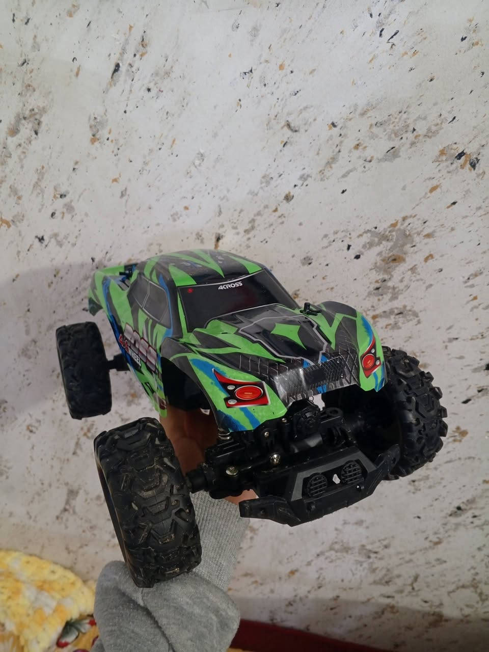 سيارة كبيرة 4x4 بطارية ليثيوم للبيع فقط ب40الف التواصل خاص او ***********
