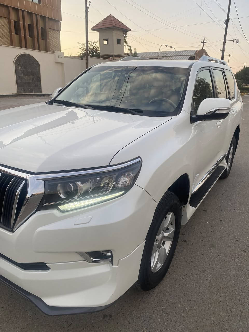 برادو 2019 فول مواصفات TXS وكالة ساز تويوتا العراق للبيع بسعر مناسب جدا
السيارة رقم بغداد الجديد باسمي وهزة وسنوية جديدة ثاني يوم تحويل 
السيارة كلش نضيفة ماشية 74000 كم حقيقي وع الفحص وين ميعجبك 
االسيارة بيها ملاحضات بسيطة اخر اربع صور بالمنشور مذكور بيها كل الملاحضات والسيارة بدون صبغ حتى الدعاميات بدون صبغ وكير ومحرك كفالة
مواصفاتها محرك 6 سلندر 4000 وتشغيل عن بعد وكراسي جلد وكهرباء الامامية ثنينهن وفتحة سقف وثلاجة وحساس ضغط الاطارات ودبل تانكي وهوك خلفي وزراك لايت ولحاية وحساس دعامية خلفي وشاشة وكاميرا وباقي المواصفات المعروفة 
تخم تاير دنلوب جديد وباتري جديد ودهن وفلاتر وارضيات بلادية وطفاية ومثلث وعدة كاملة وبصمات ثنين 
السيارة مناقصها شي ربع متصرف عليها

مكان السيارة بغداد
السعر 38800$ يعني 388 ورقة وبيها مجال اتصل وتدلل

تليفون *********** وبي واتساب
