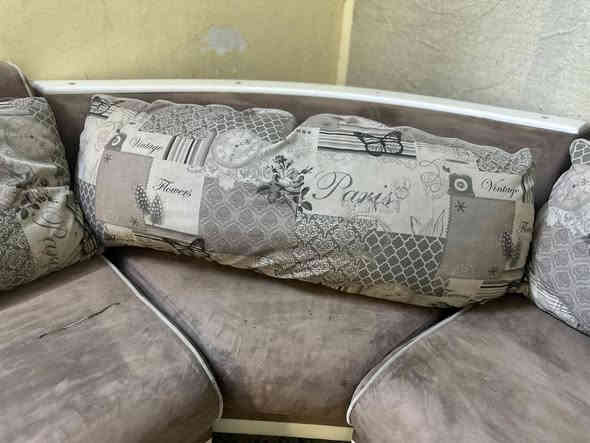 السلام عليكم تخم قنفات تركي ماركه الصدف نضام سرير ومخزن 8مقاعد السعر 300بي مجال مع غراض حلاقه كراسي 2ينرادلهن بس دوشمه ومرايات عدد 2مع 2جانبيات مع باترينه السعر 250بيهن مجال واضافه الى ميز طعام بدون كراسي السعر 40بي مجال الاستفسار خاص او على الرقم ***********
